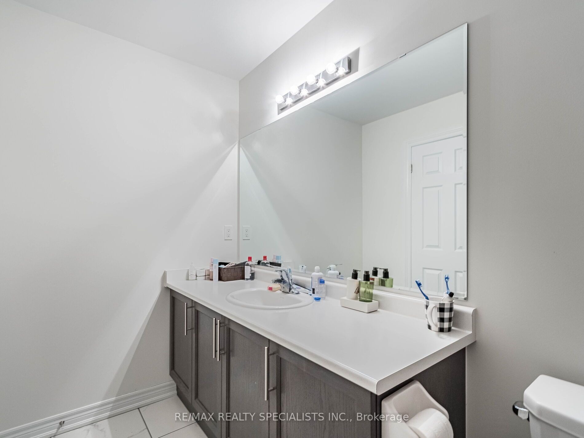 166 Deerpath Dr, #104