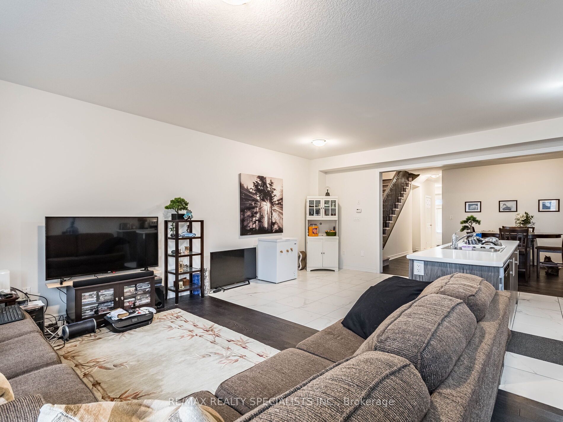 166 Deerpath Dr, #104