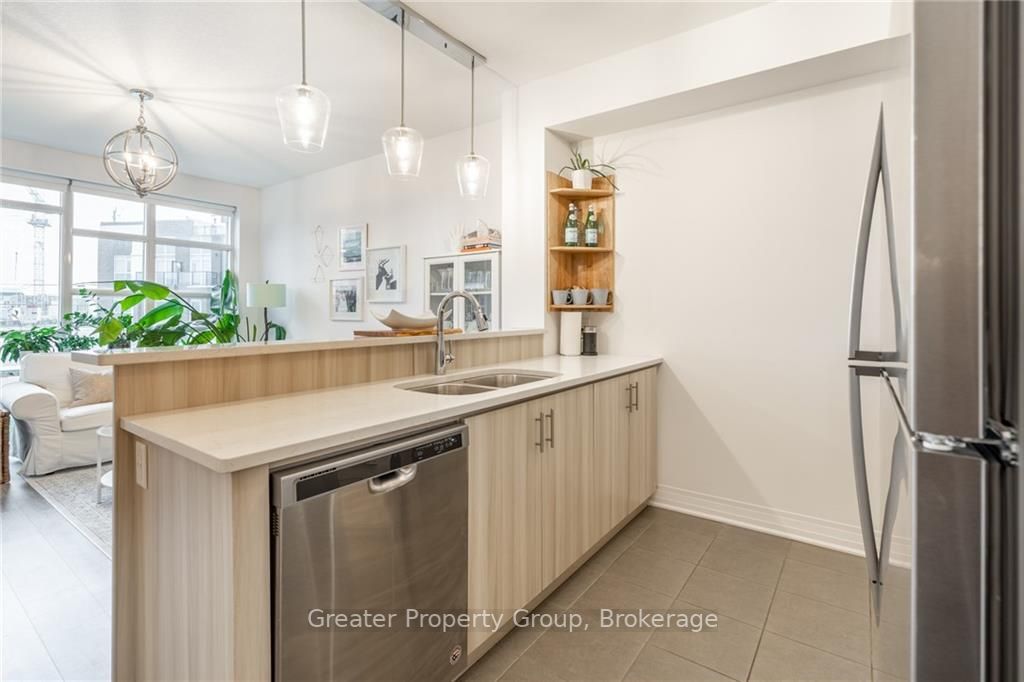 10 Concord Pl, #102