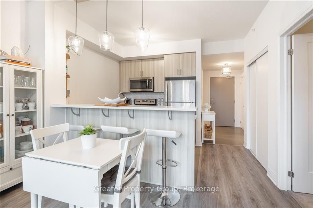 10 Concord Pl, #102