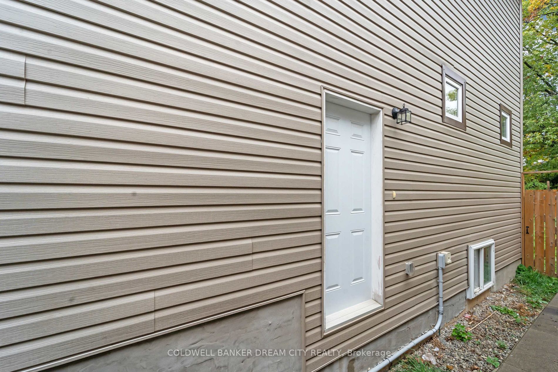 57 Brooklyne Rd W