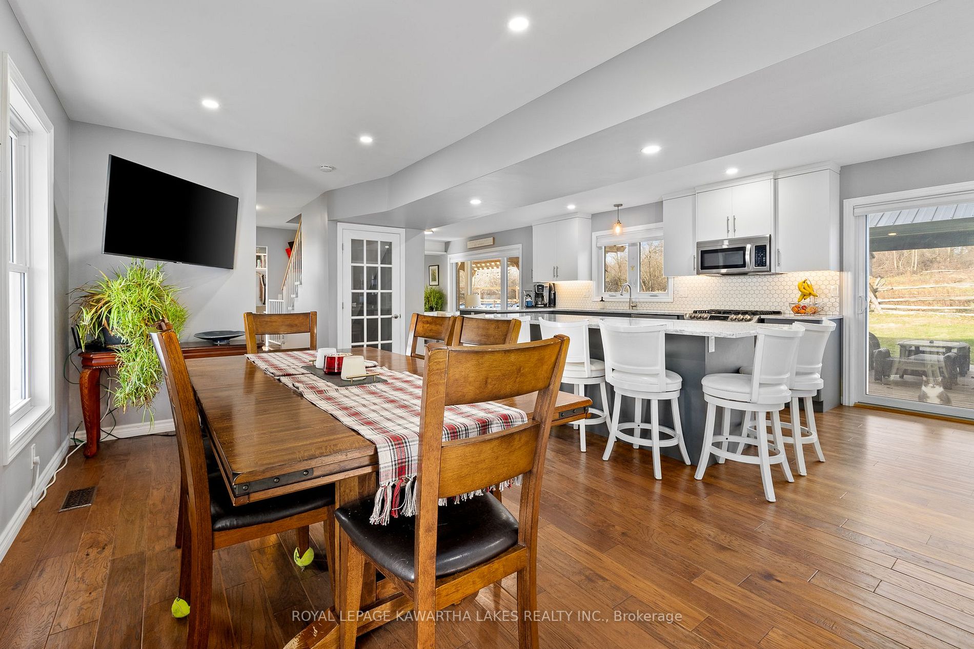 1086 Hayes Line