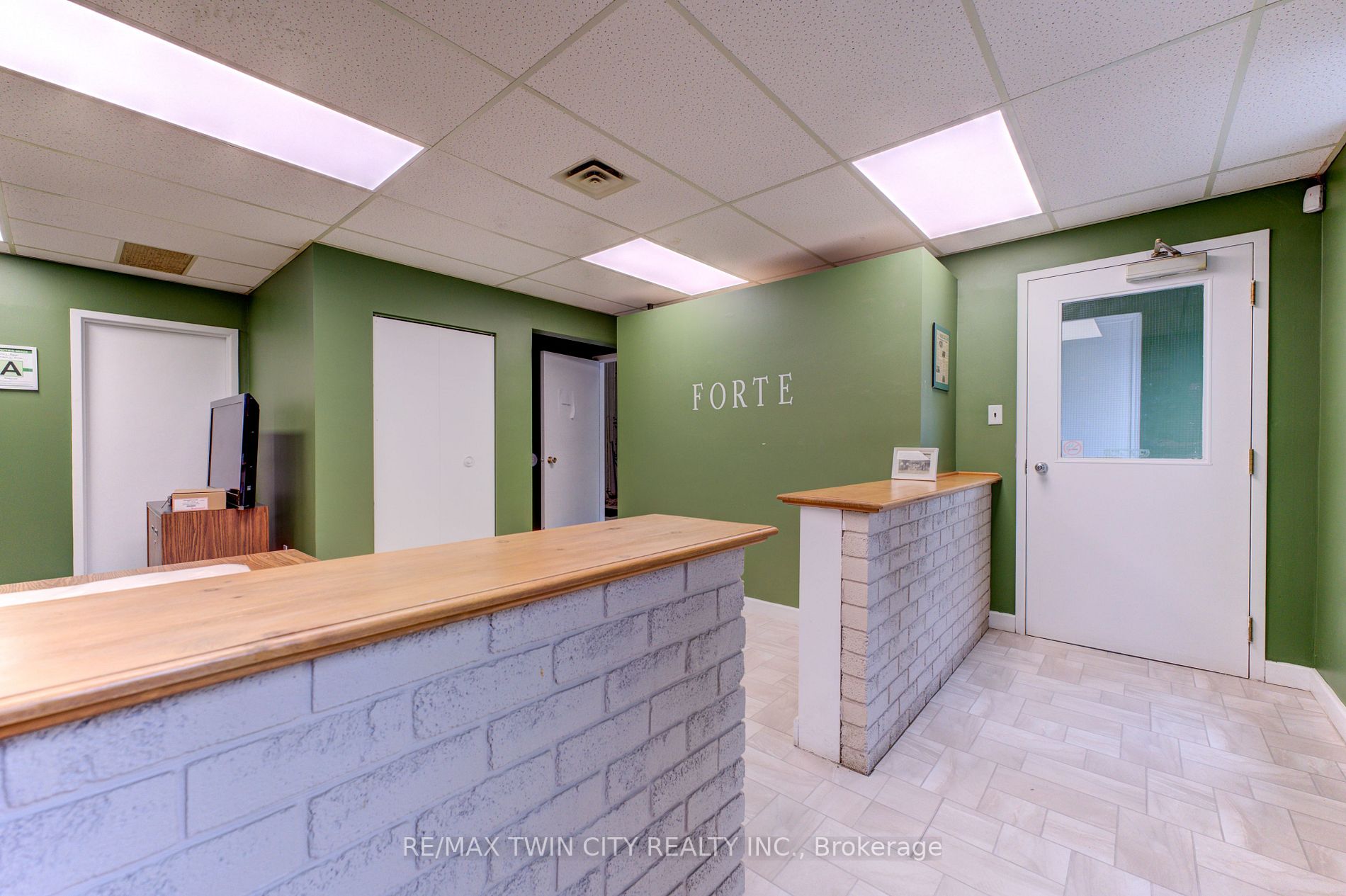 106 Winniett St