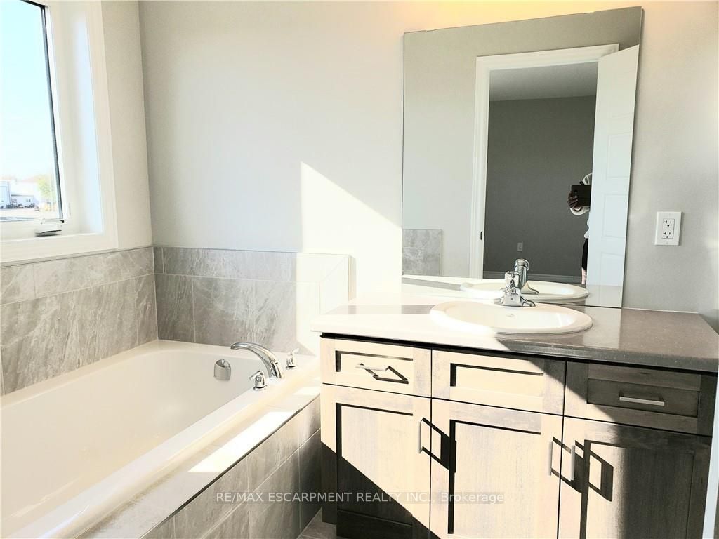 34 Zoe Lane S