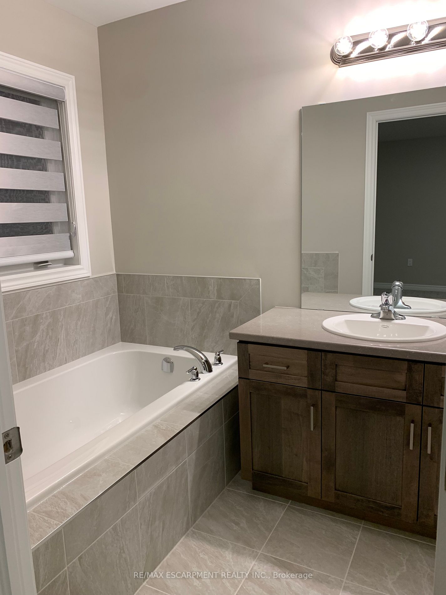 34 Zoe Lane S
