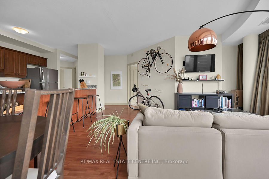 135 James St S, #714