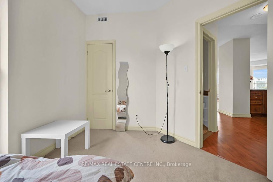 135 James St S, #714
