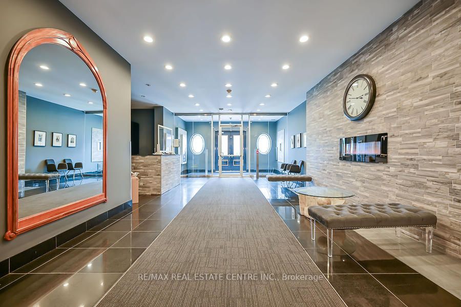 135 James St S, #714