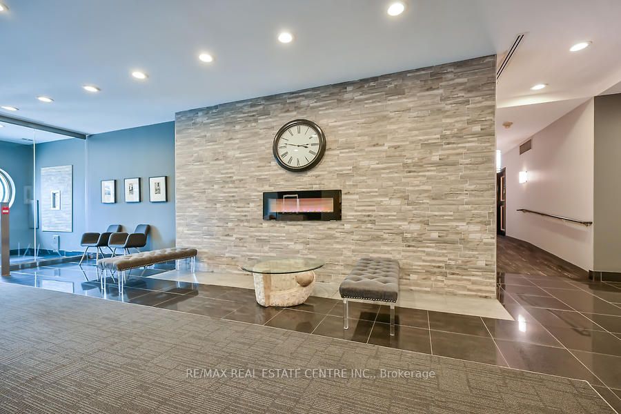 135 James St S, #714