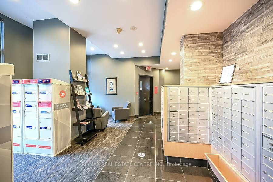 135 James St S, #714