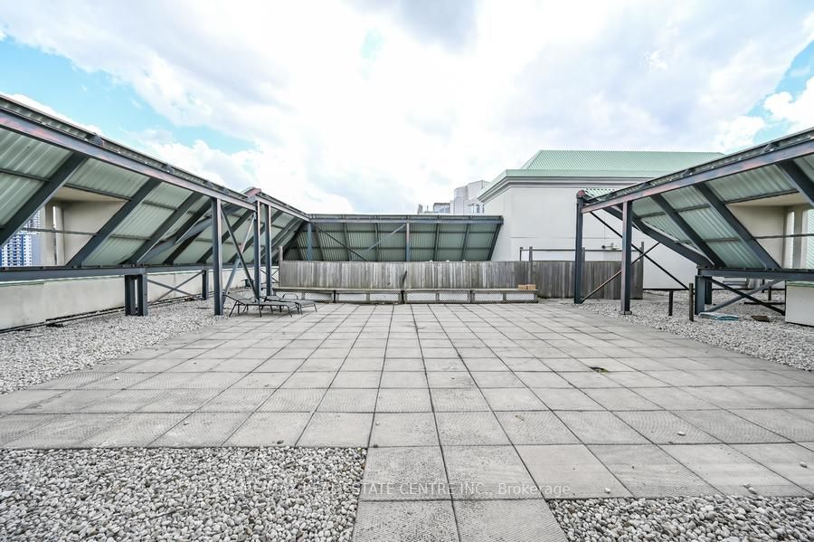 135 James St S, #714