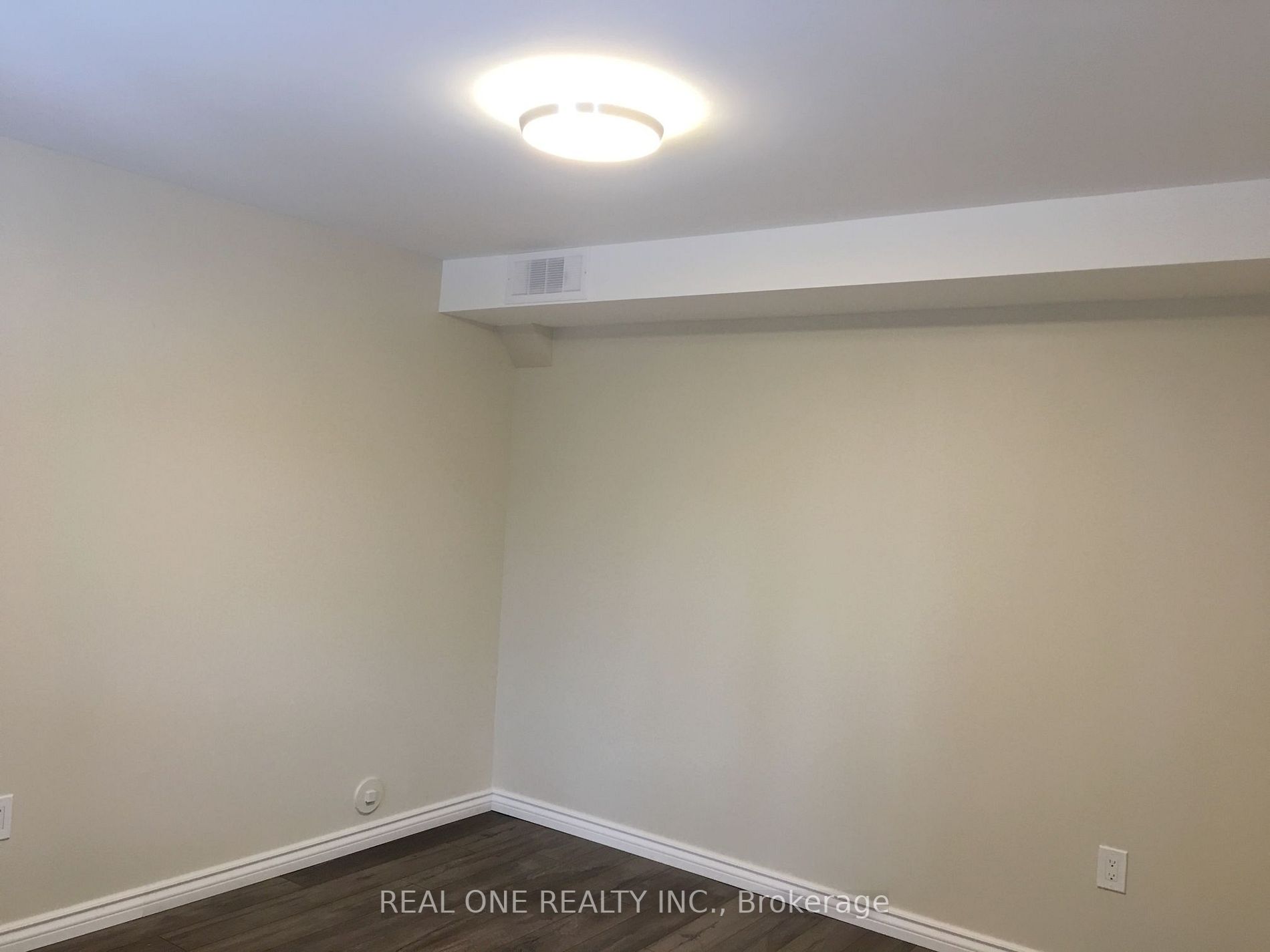 109 Peer Crt, #Lower