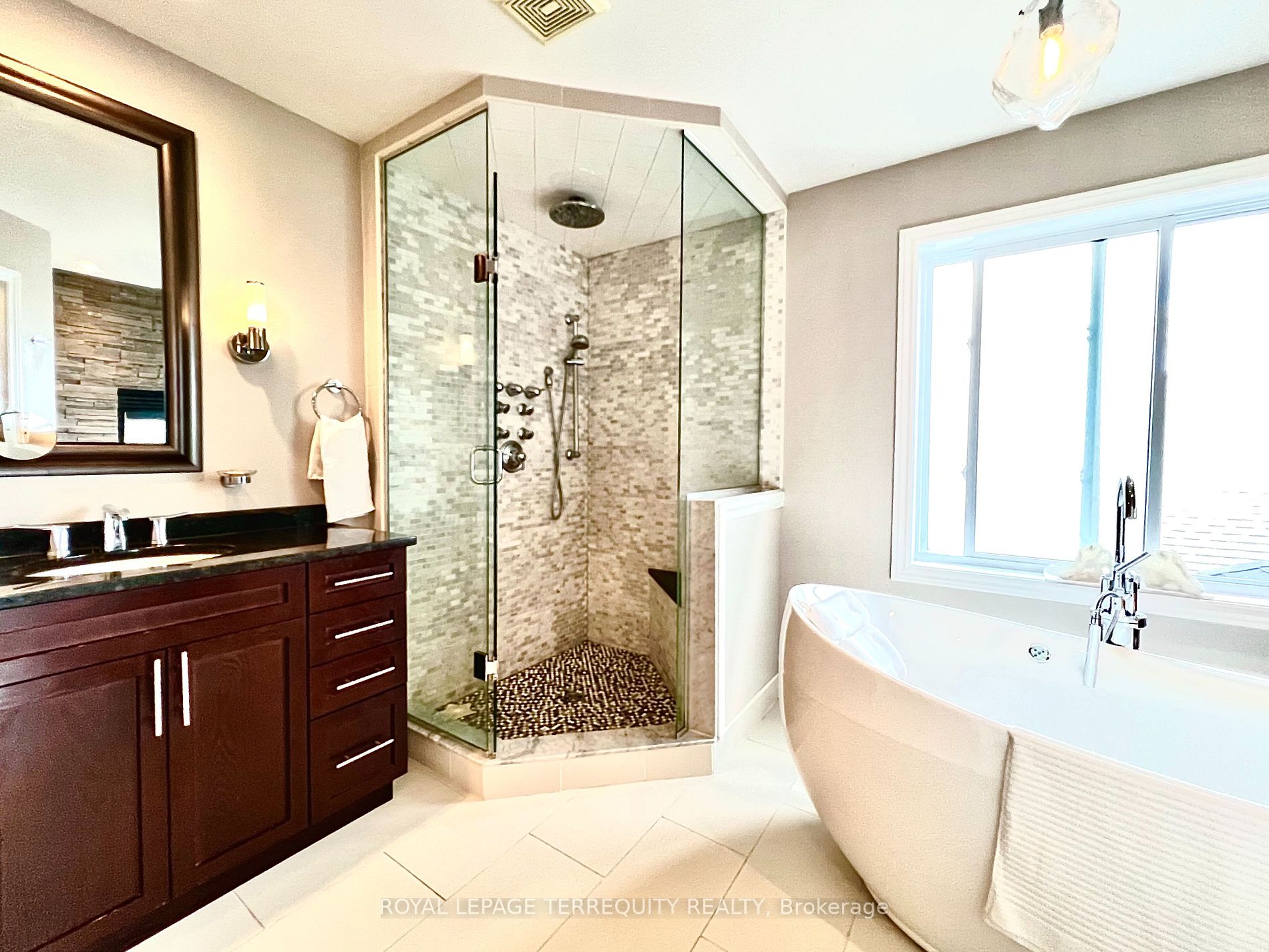 4 Edge Water Dr