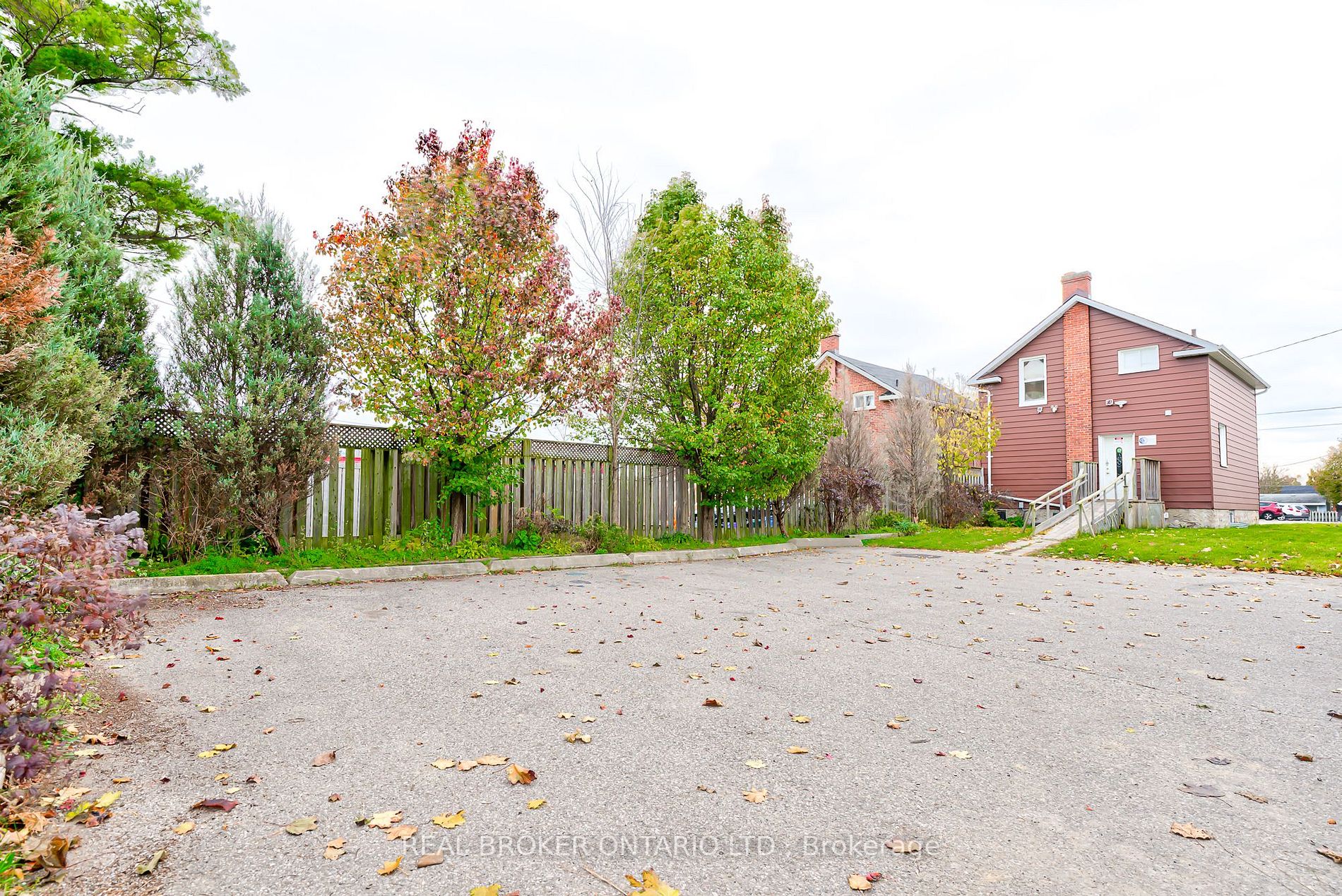 1405 King St E