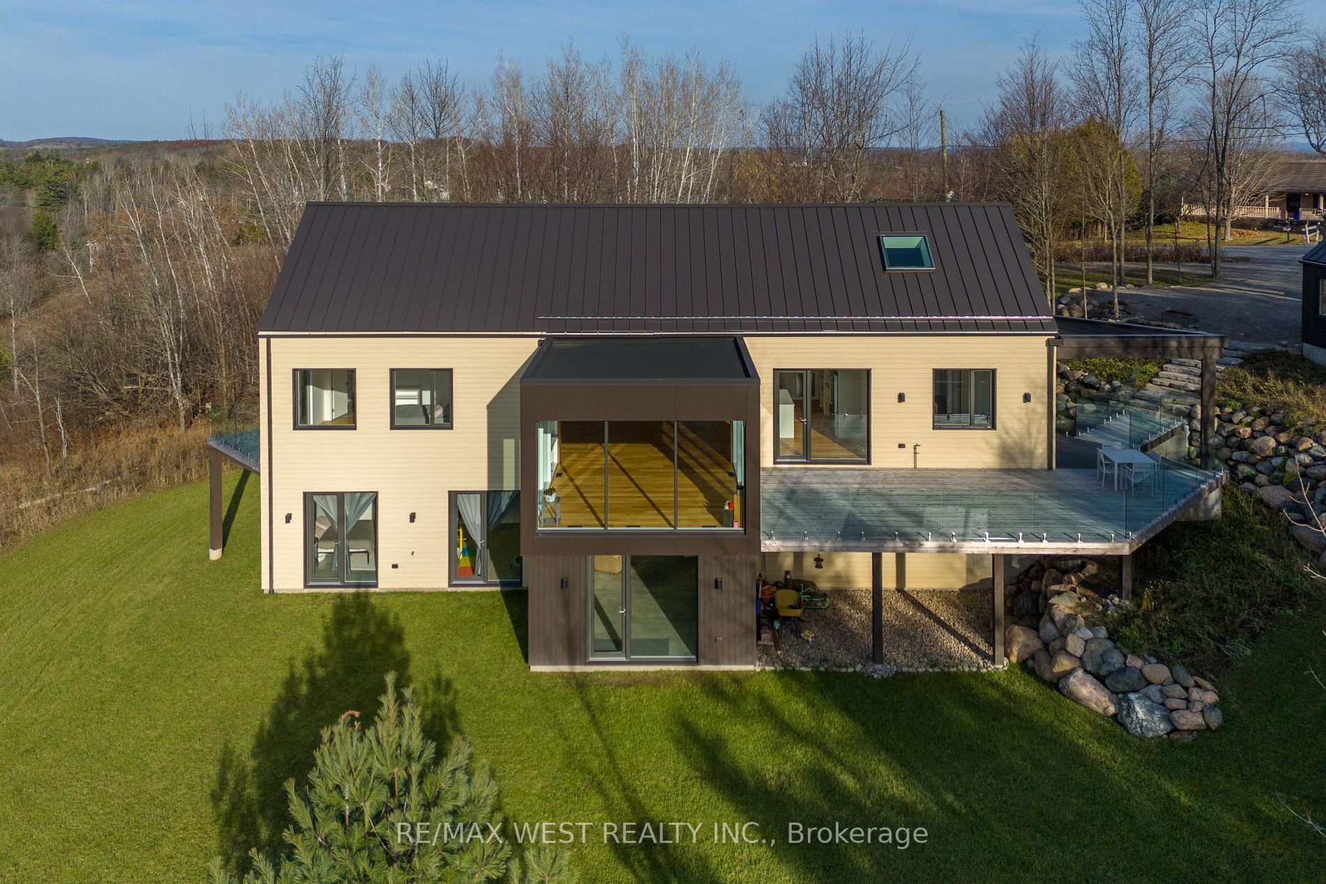 22 Summer Lane