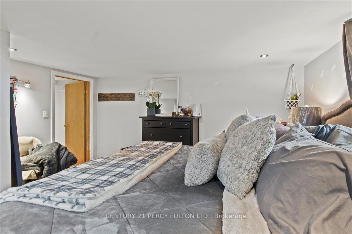 1185 Sturgeon Rd