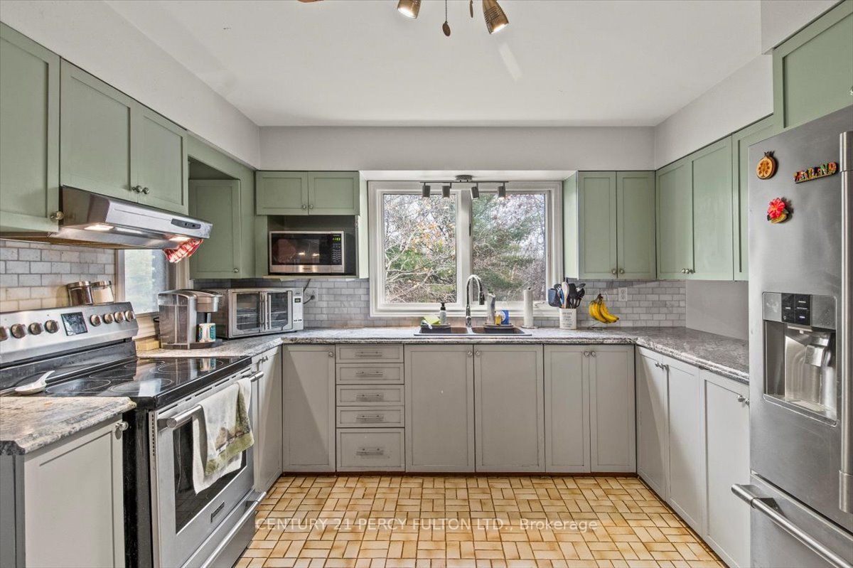 1185 Sturgeon Rd