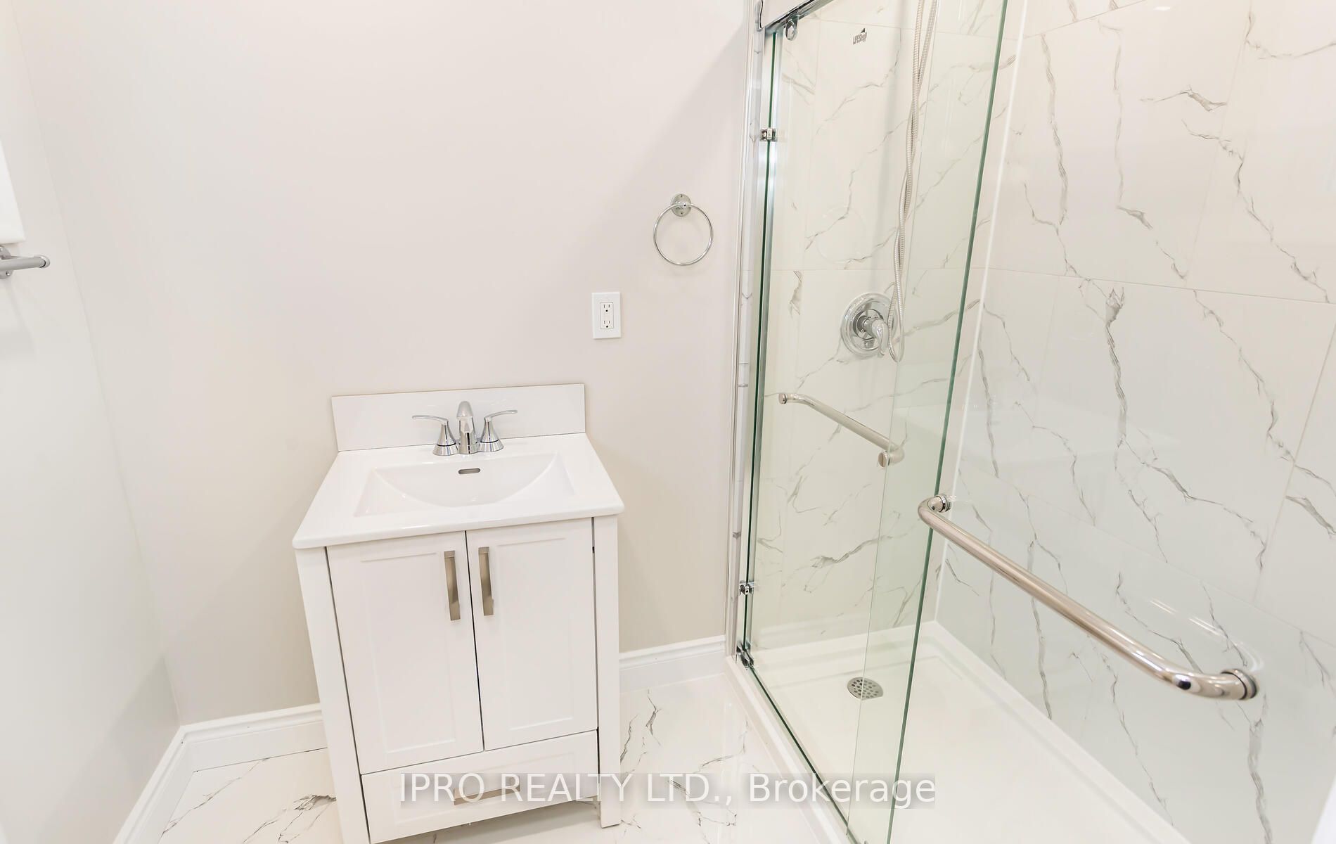 221 Nugent (Upper Level) Dr N