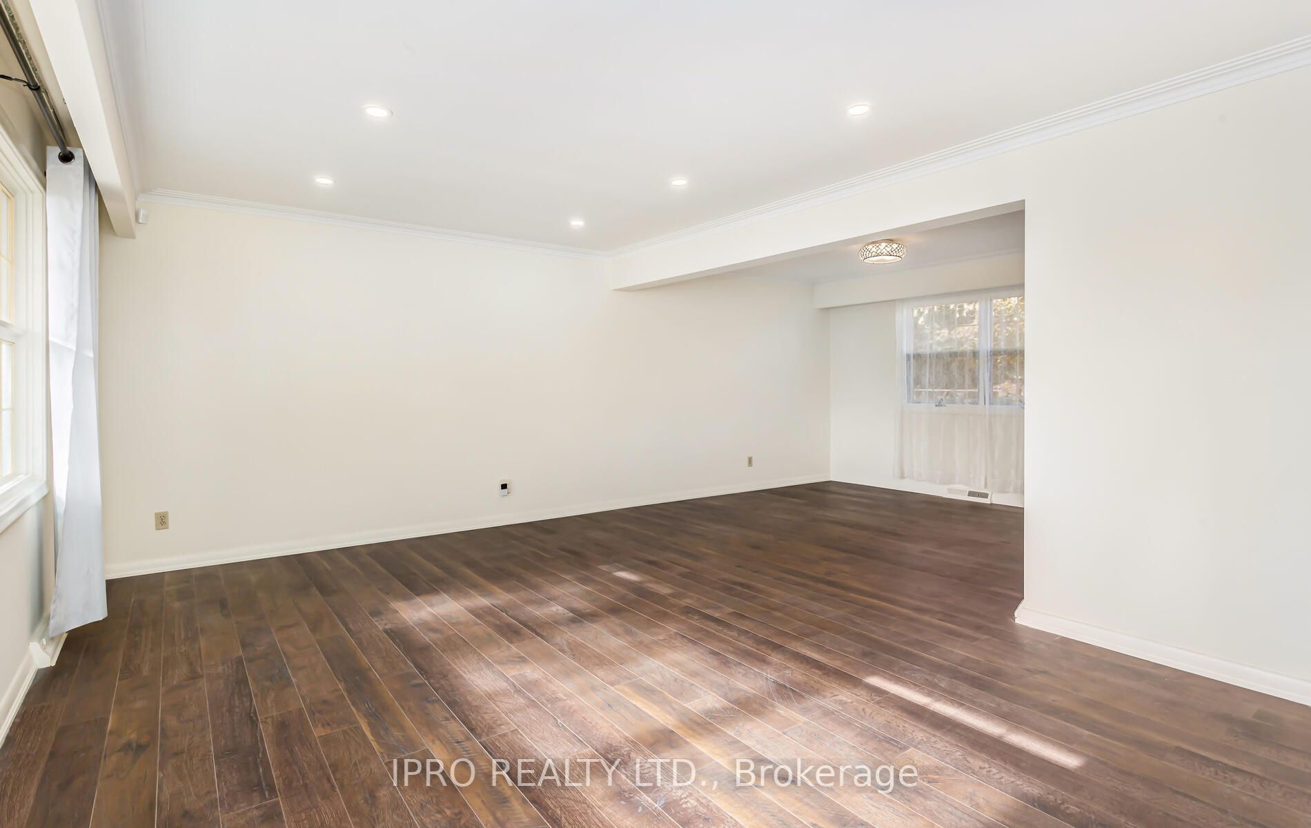 221 Nugent (Upper Level) Dr N