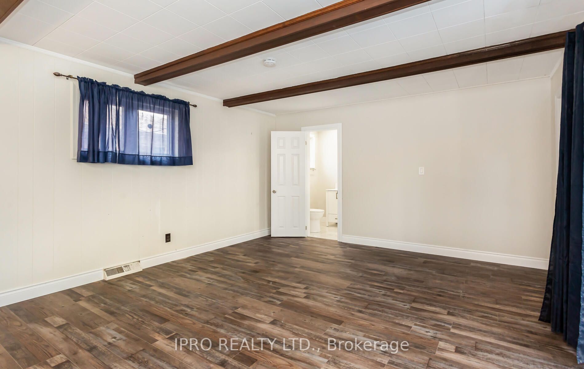 221 Nugent (Upper Level) Dr N