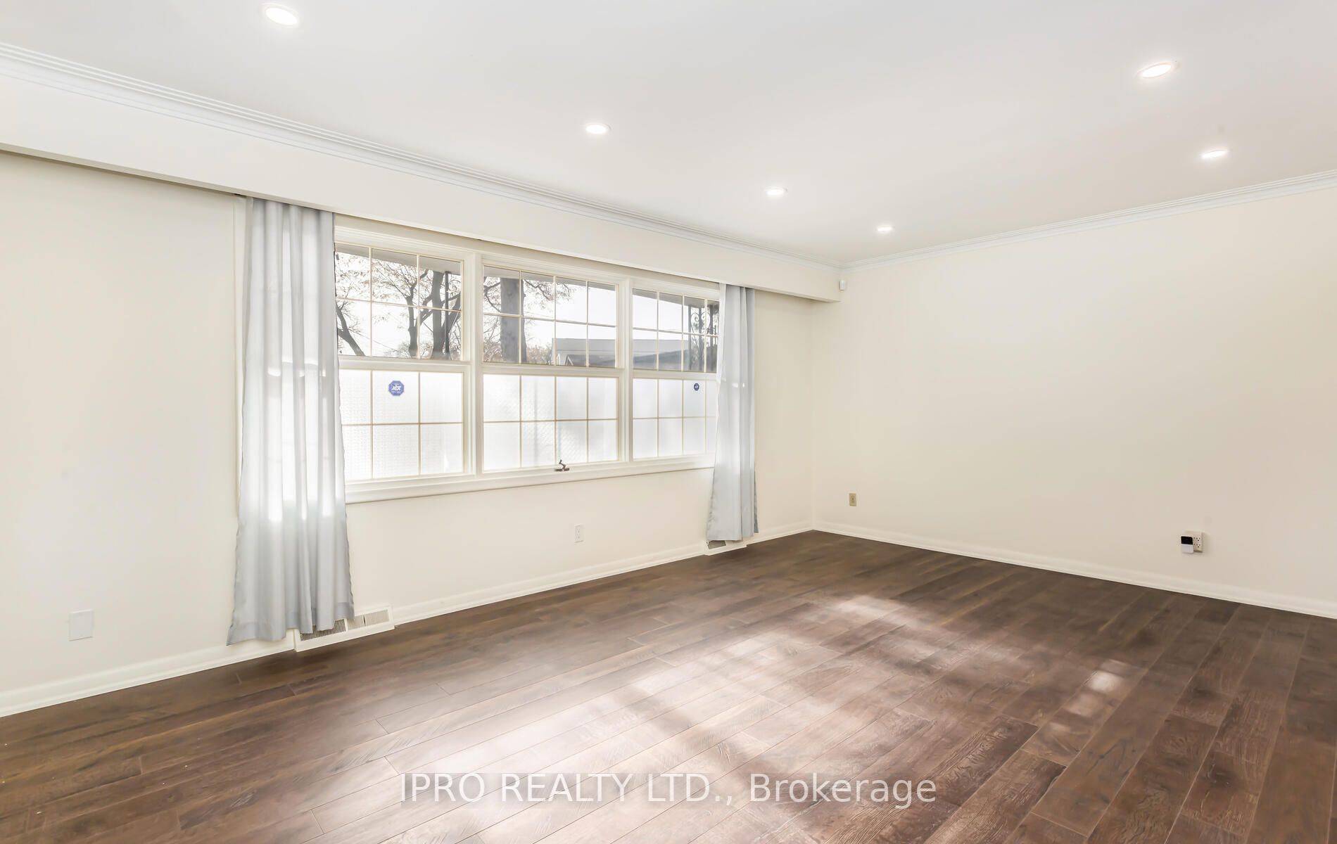 221 Nugent (Upper Level) Dr N