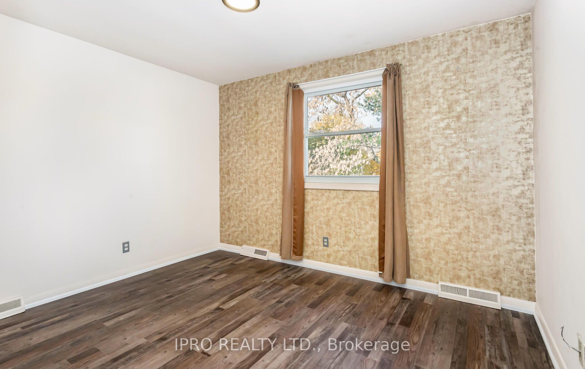221 Nugent (Upper Level) Dr N