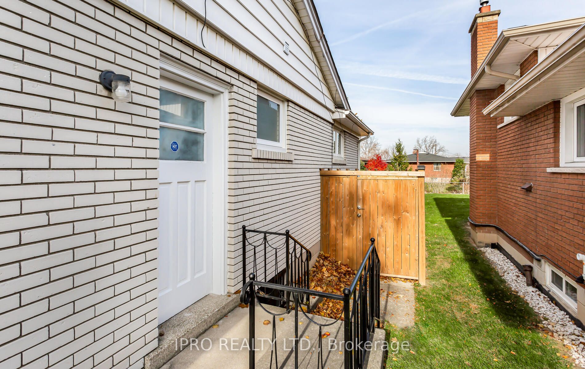 221 Nugent (Upper Level) Dr N