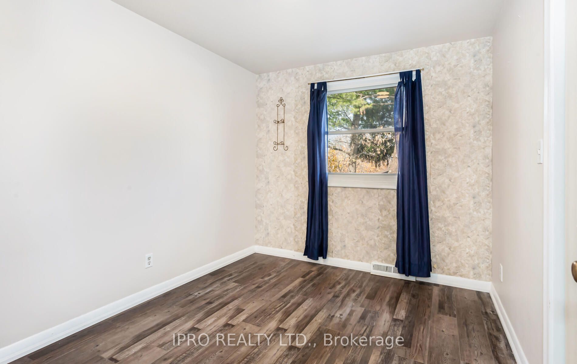 221 Nugent (Upper Level) Dr N