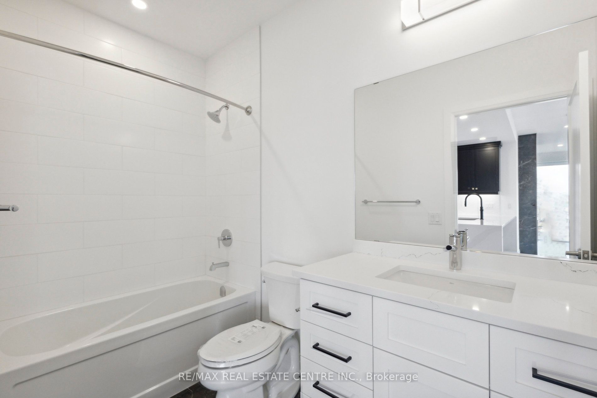 71 Wyndham St S, #408
