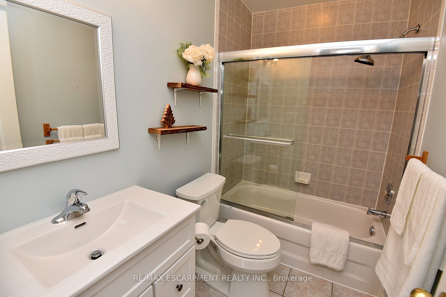 222 Fellowes Cres S, #12