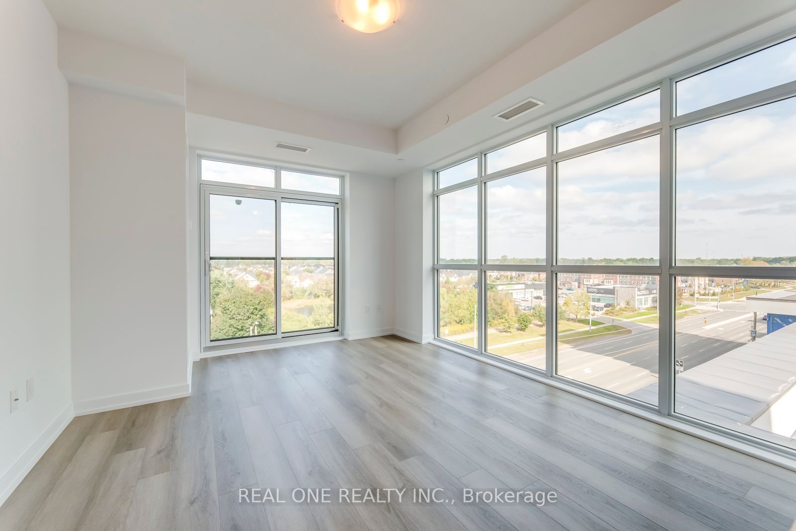 460 Dundas St E, #605