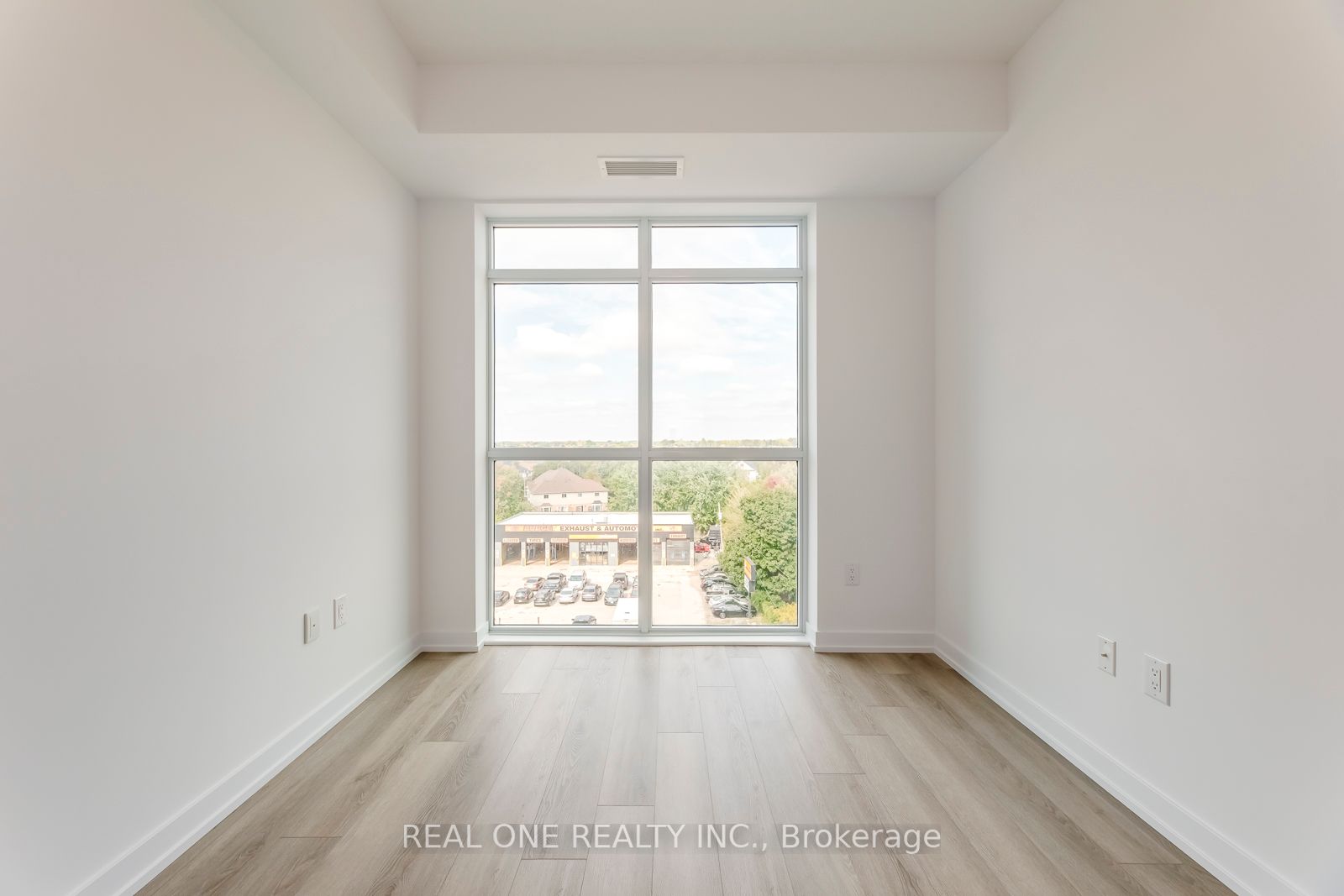 460 Dundas St E, #605