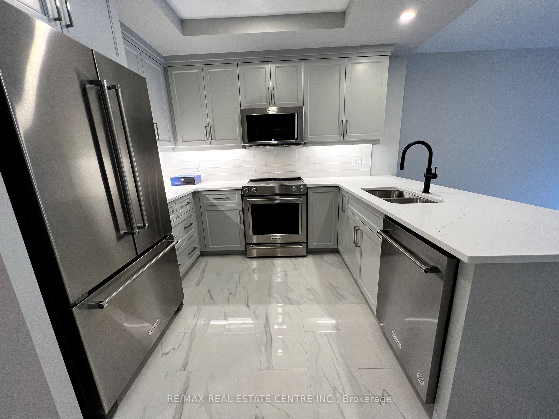 71 Wyndham St S, #303