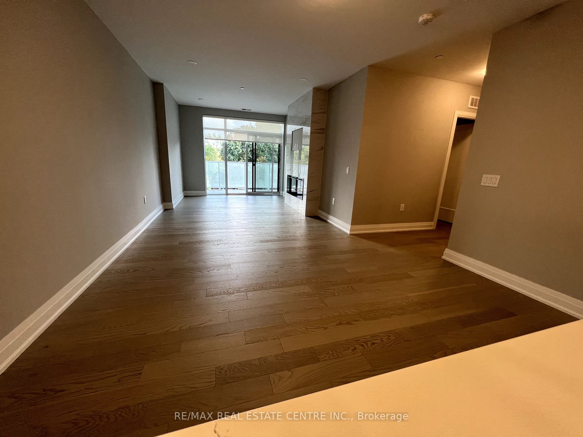 71 Wyndham St S, #303