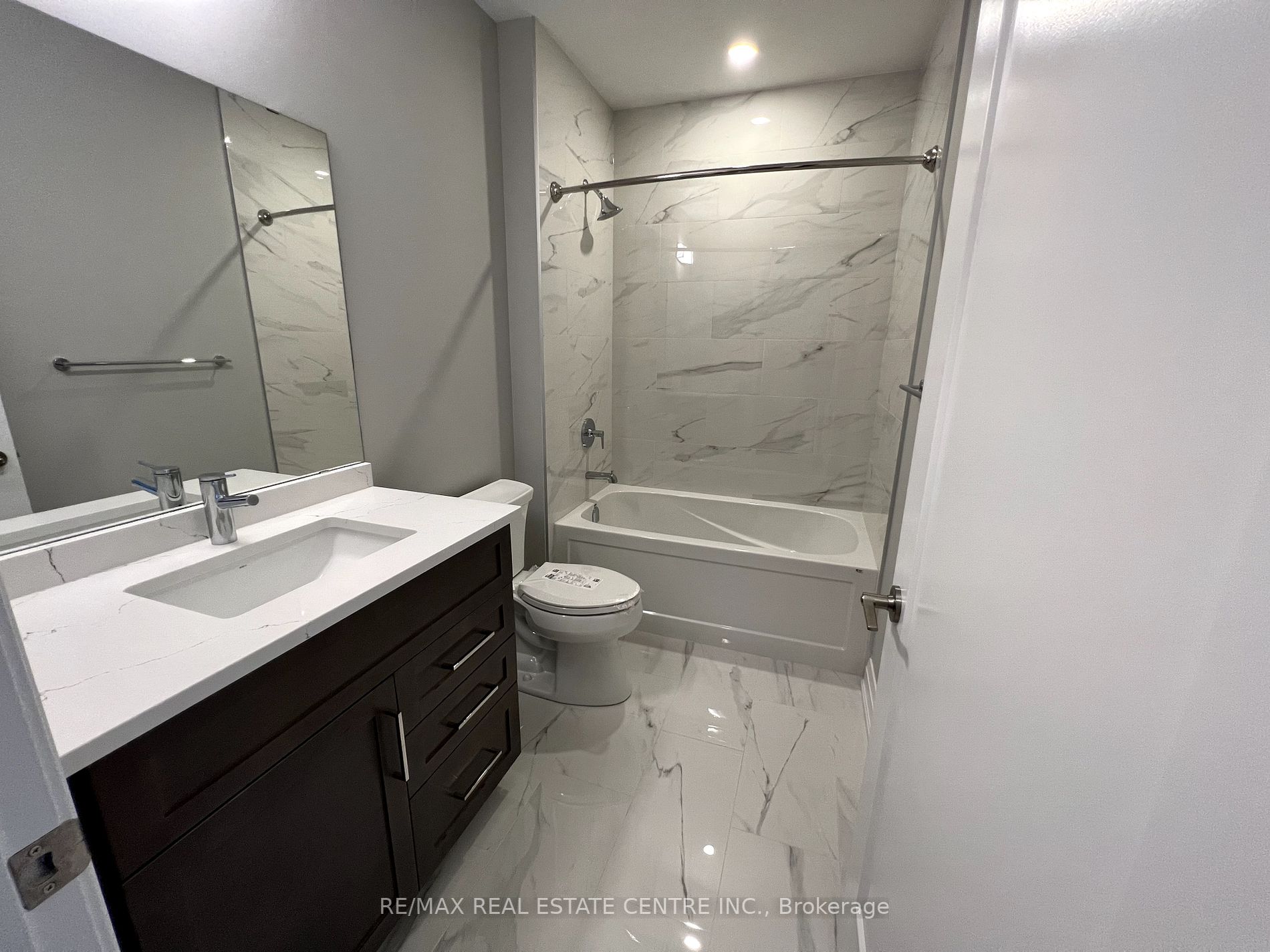 71 Wyndham St S, #303