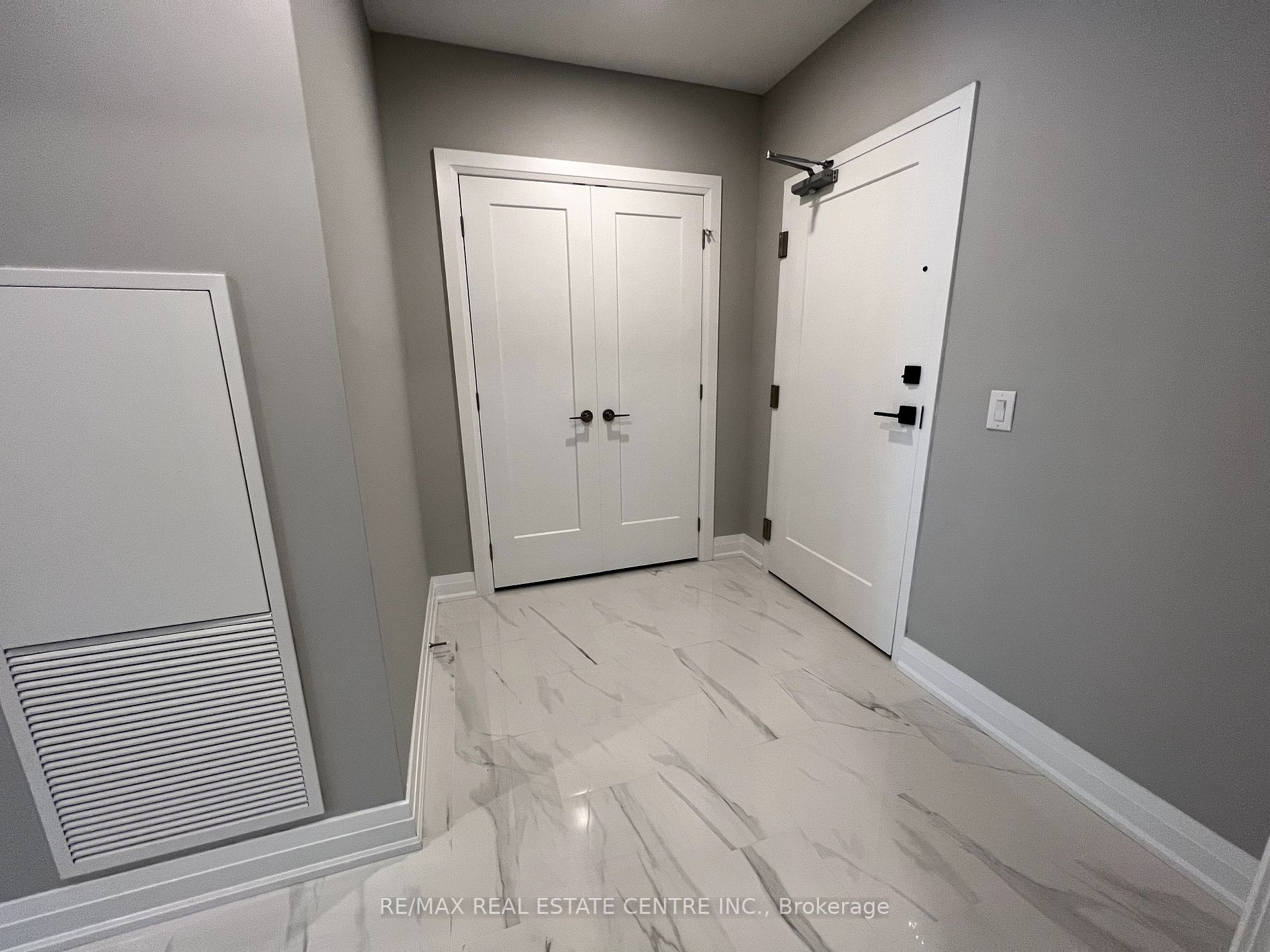 71 Wyndham St S, #303