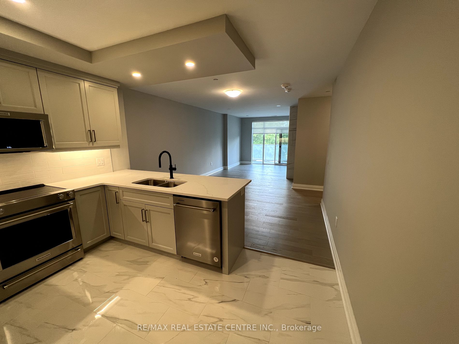 71 Wyndham St S, #303