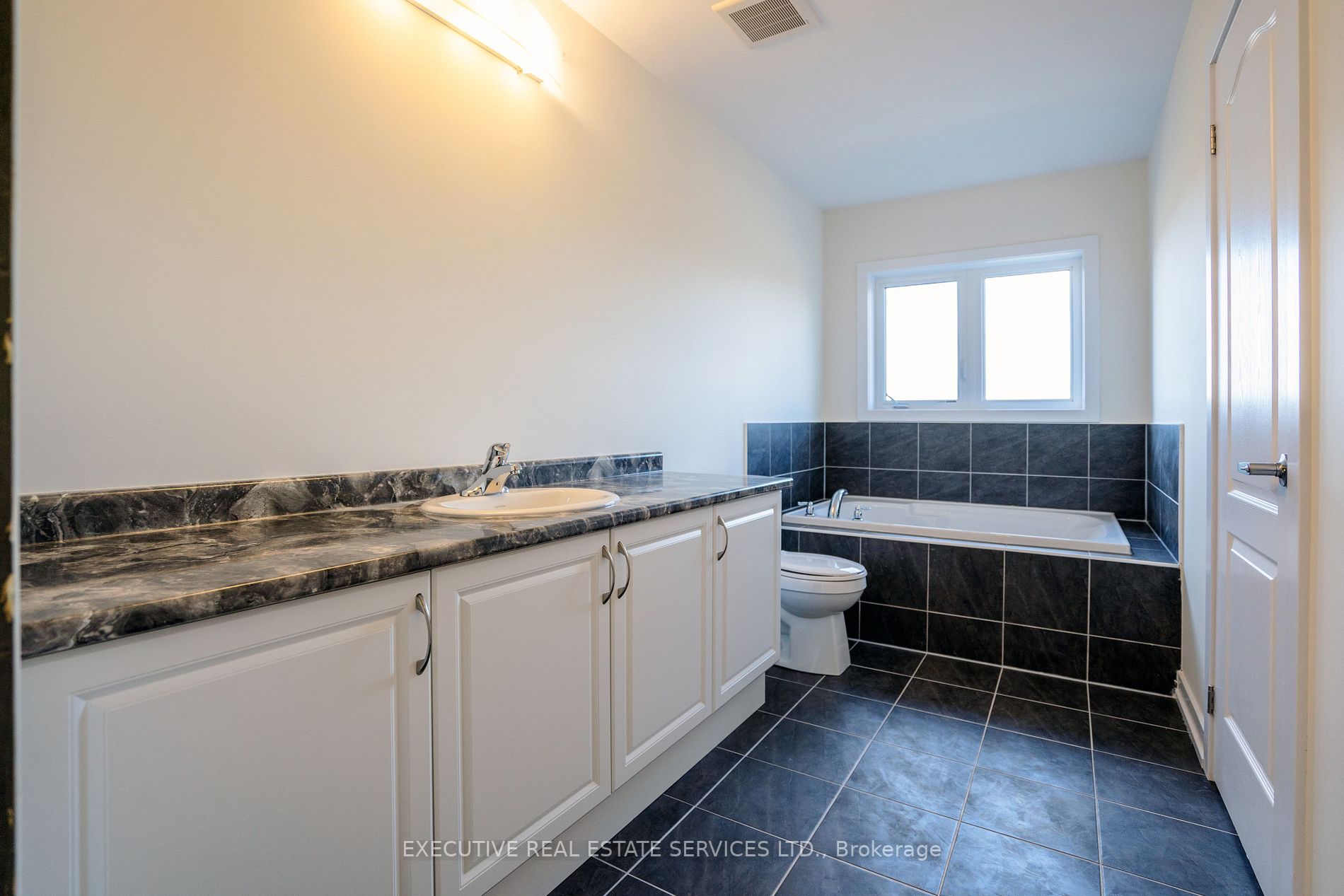 206 Wilmot Rd