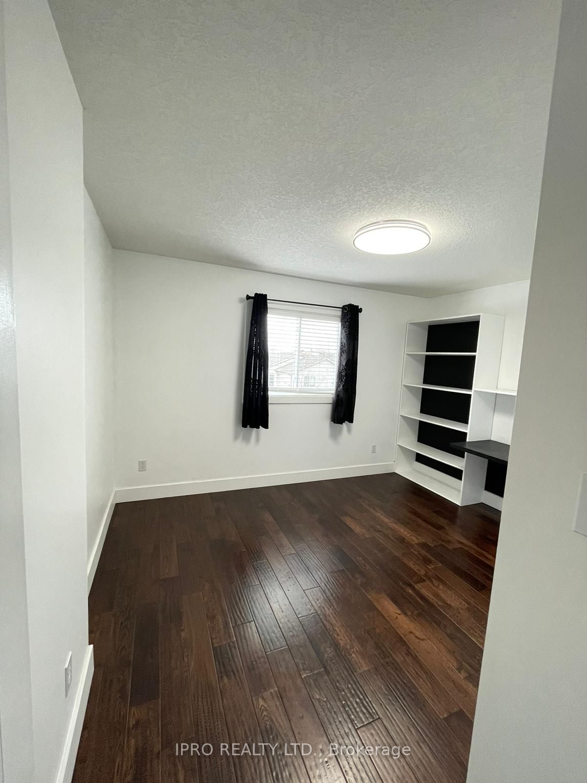 207 Crimson Cres