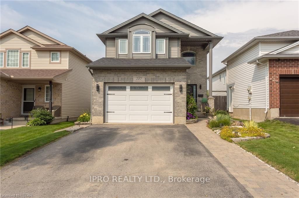 207 Crimson Cres
