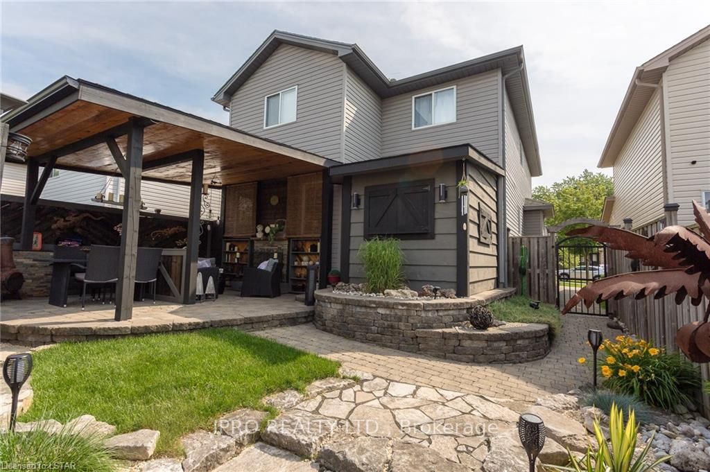 207 Crimson Cres