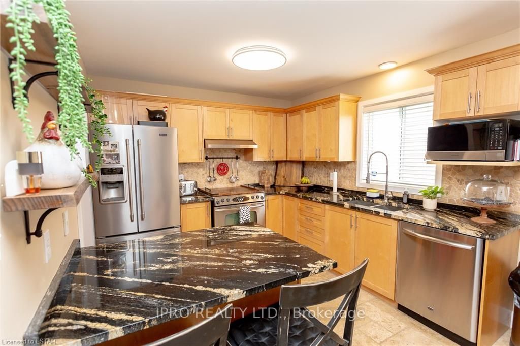 207 Crimson Cres