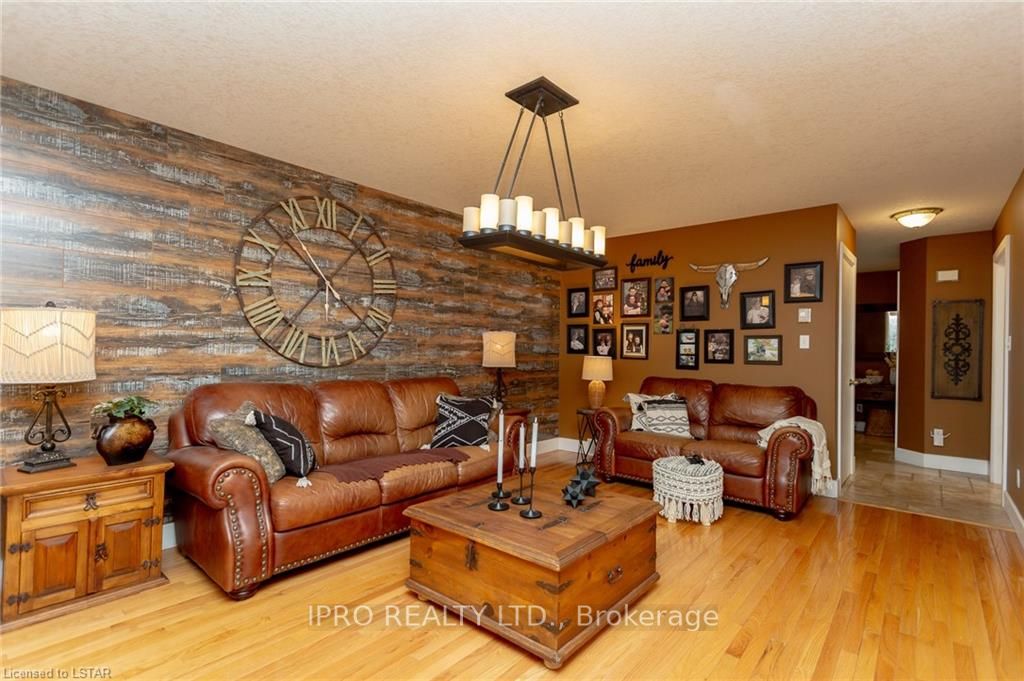 207 Crimson Cres