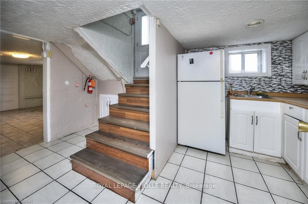 114 Erb St W
