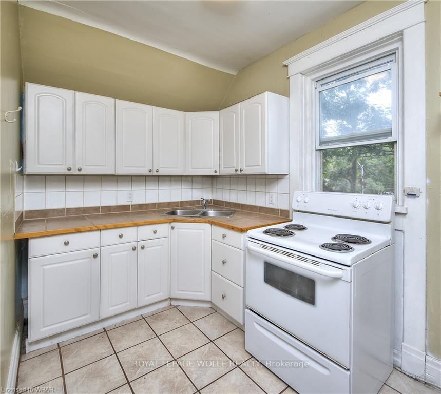 114 Erb St W