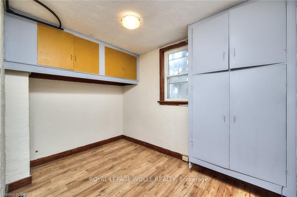 114 Erb St W