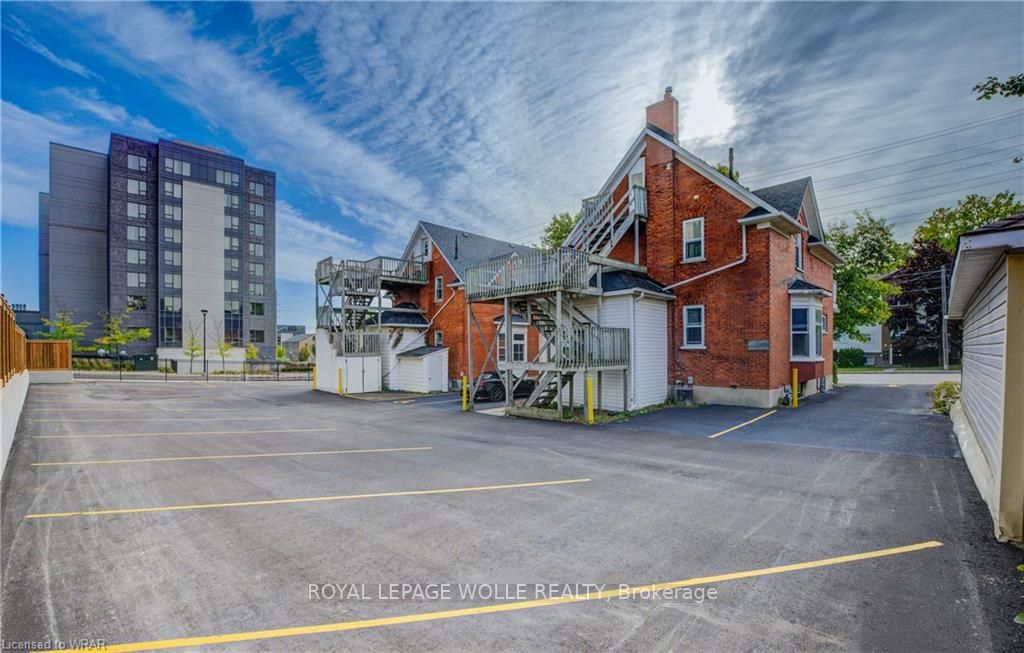 114 Erb St W