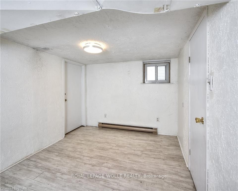 114 Erb St W