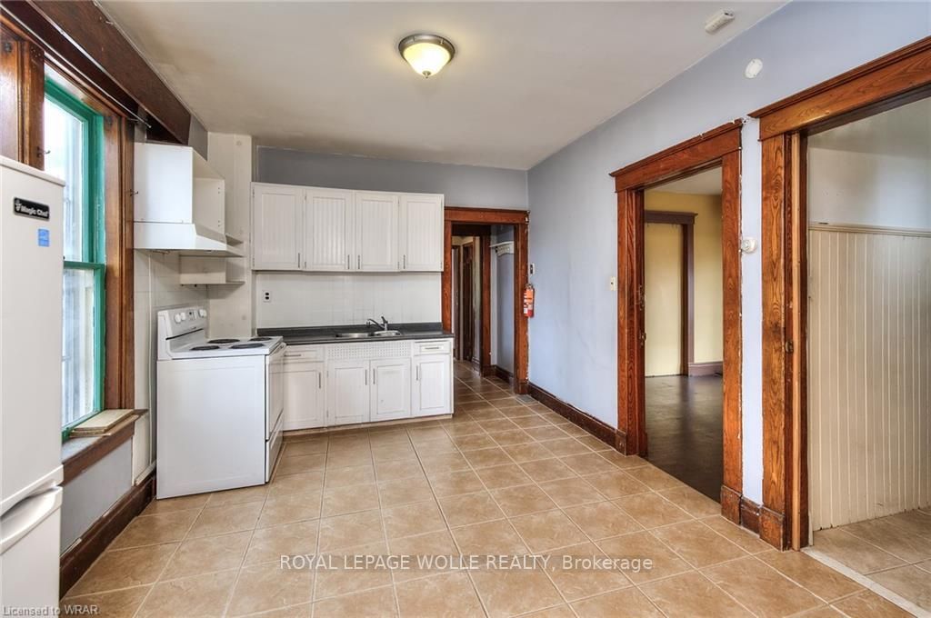114 Erb St W