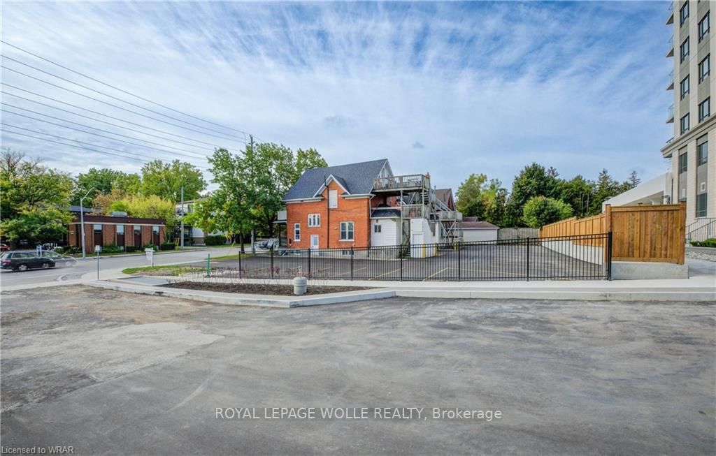 114 Erb St W